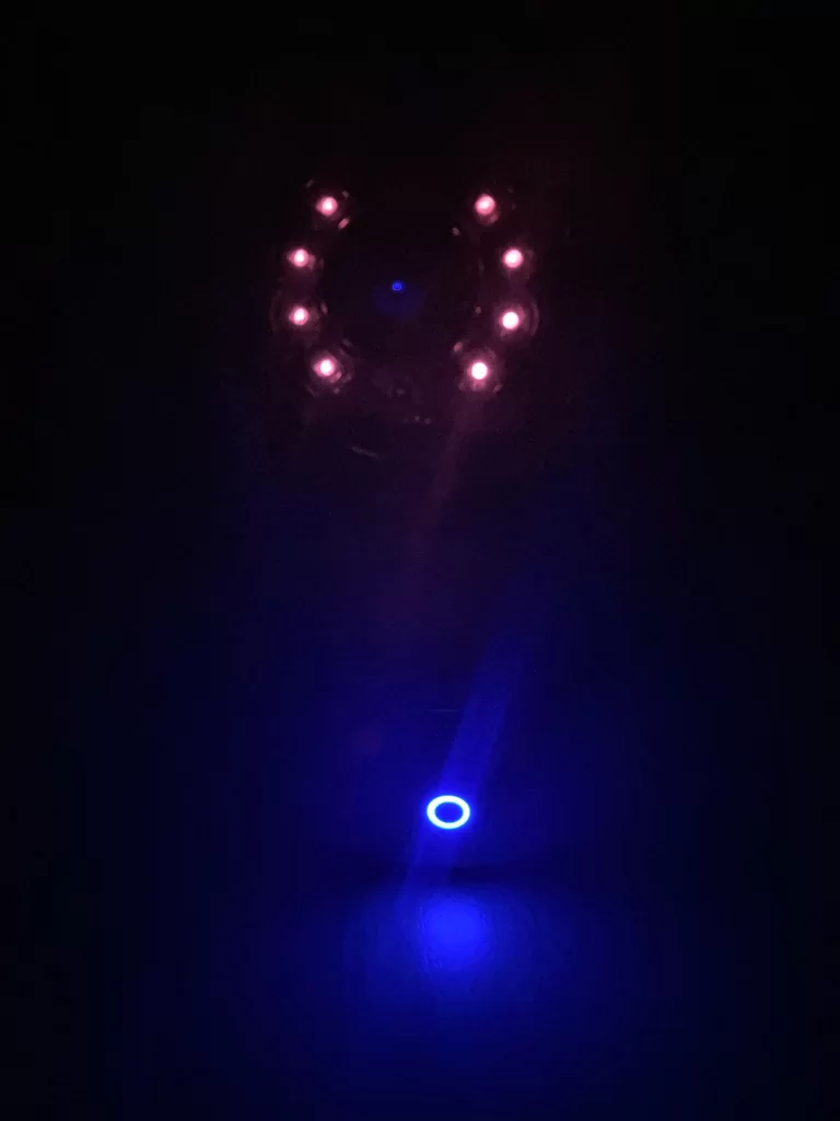 暗い部屋にカメラを置いた時に点灯している青色のLEDライト